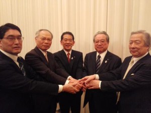 長野の小松豊衆議院議員と握手する羽生田たかしの写真