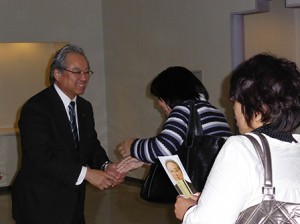 支援者と握手する羽生田たかしの写真