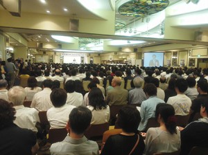 福岡県での『羽生田たかしを励ます千人集会』で演説する羽生田たかしの写真