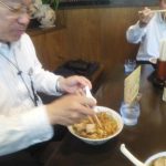 高山ラーメンを食べる　はにゅうだたかしの写真